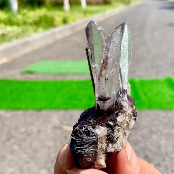 Green v shape tourmaline specimen - Image 2