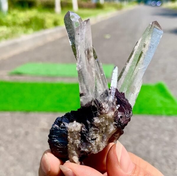 Green v shape tourmaline specimen - Image 4