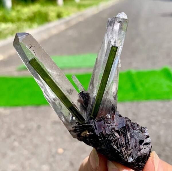 Green v shape tourmaline specimen - Image 5