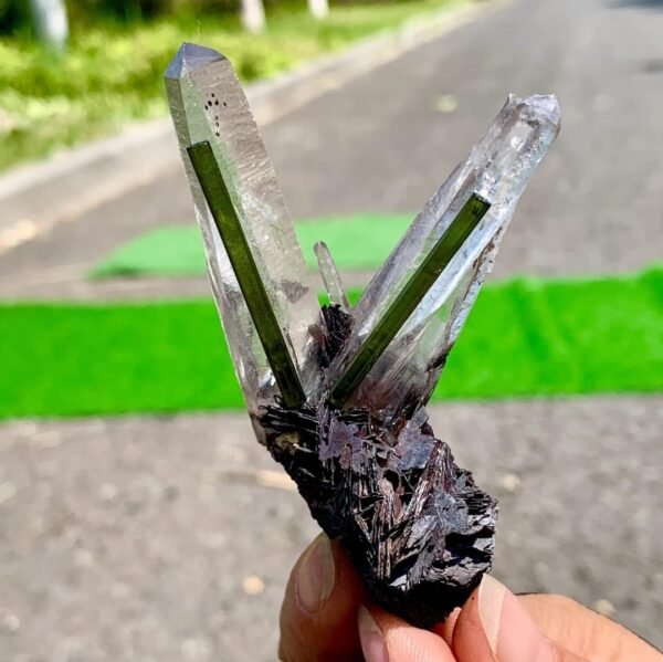 Green v shape tourmaline specimen - Image 7