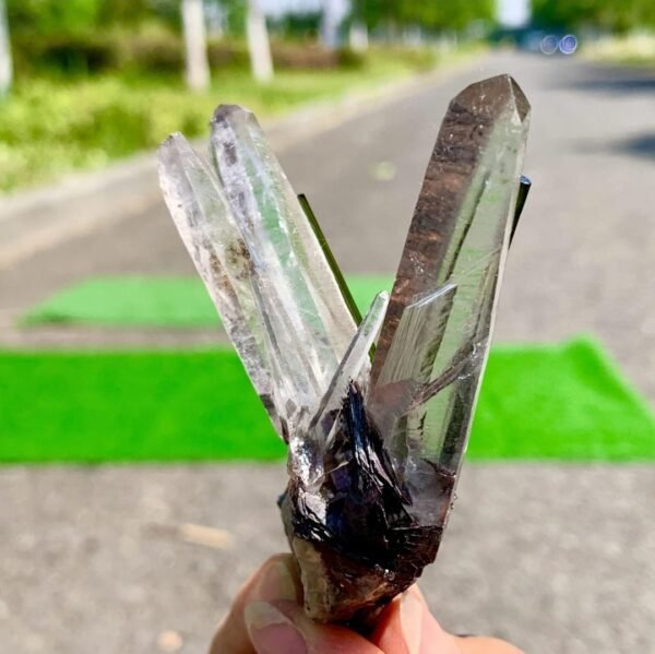 Green v shape tourmaline specimen - Image 9