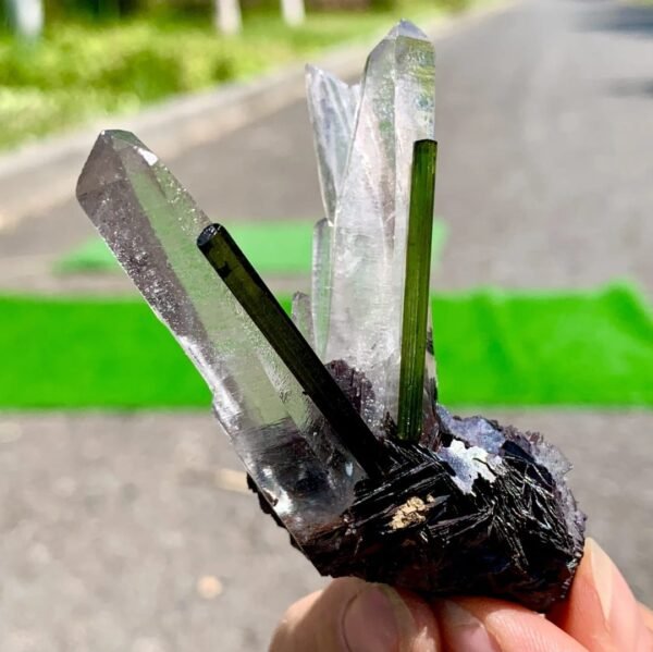 Green v shape tourmaline specimen - Image 10